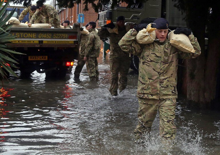 Британия продолжает бороться со стихией | Фото: AFP