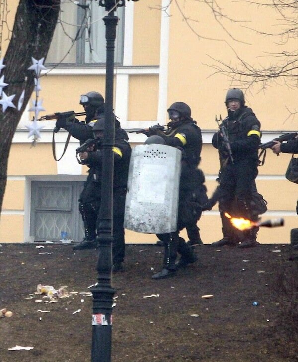 Чем Беркут стреляет по киевским демонстрантам? | Фото: AFP