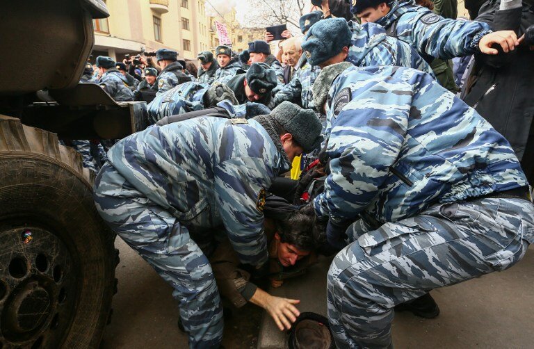 На митинге в Москве задержали более 200 человек | Фото: AFP