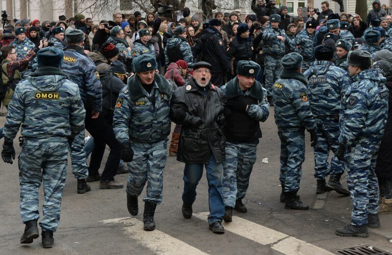 На митинге в Москве задержали более 200 человек | Фото: AFP