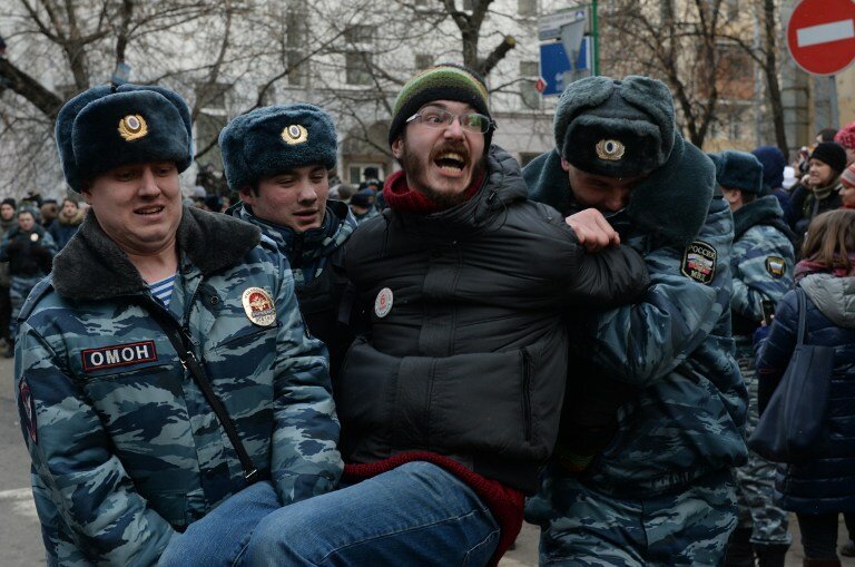 На митинге в Москве задержали более 200 человек | Фото: AFP