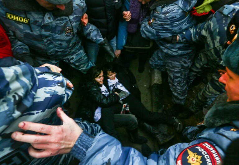 На митинге в Москве задержали более 200 человек | Фото: AFP