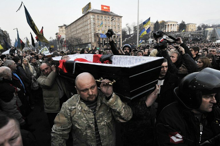Смерть, кровь и слезы в Киеве на Майдане | Фото: AFP