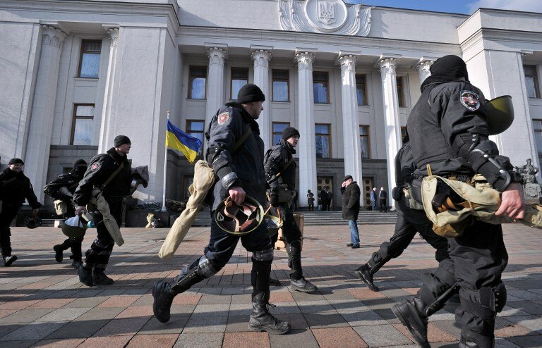 Как силовики спешно покидали Киев | Фото: AFP