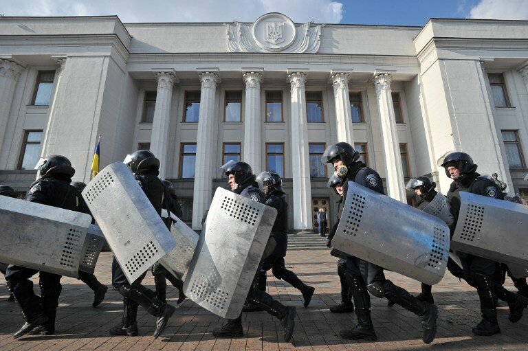 Как силовики спешно покидали Киев | Фото: AFP