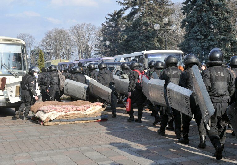 Как силовики спешно покидали Киев | Фото: AFP