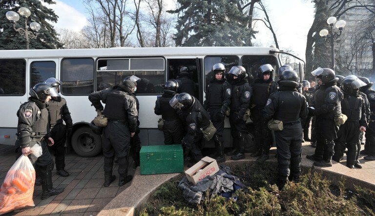 Как силовики спешно покидали Киев | Фото: AFP