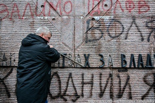 В Киеве снесли памятник чекистам | Фото: AFP