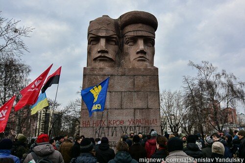В Киеве снесли памятник чекистам | Фото: AFP