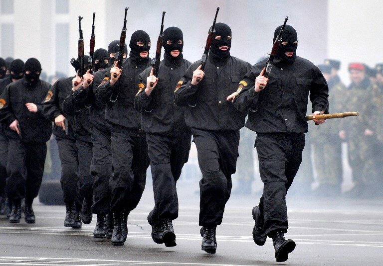 Белорусские бойцы на страже порядка | Фото: AFP