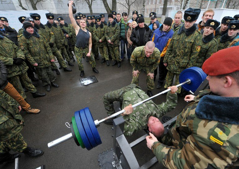 Белорусские бойцы на страже порядка | Фото: AFP