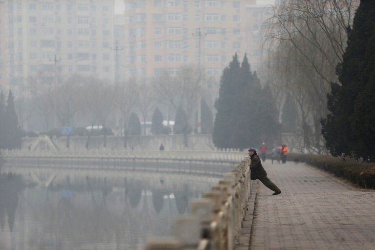 Сильный смог окутал Китай | Фото: AFP