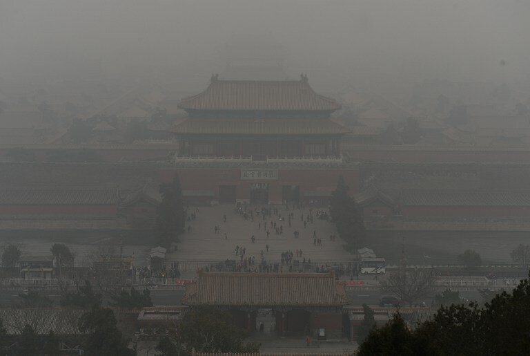 Сильный смог окутал Китай | Фото: AFP