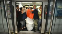 В метро Гонконга выделят место для гаджетов | Фото: AFP