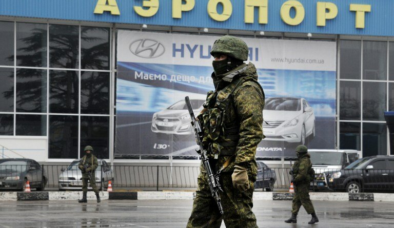 В аэропорту `Симферополь` - 150 военных и 4 грузовика | Фото: AFP