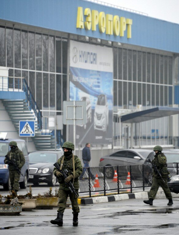 В аэропорту `Симферополь` - 150 военных и 4 грузовика | Фото: AFP
