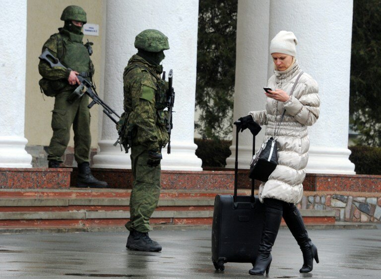 В аэропорту `Симферополь` - 150 военных и 4 грузовика | Фото: AFP