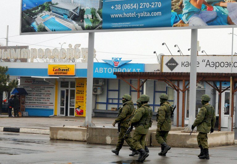 В аэропорту `Симферополь` - 150 военных и 4 грузовика | Фото: AFP