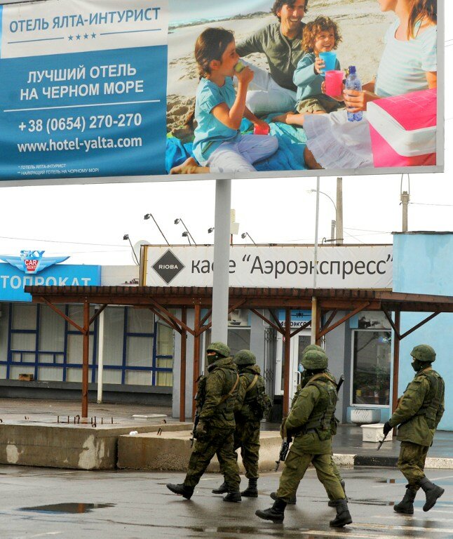 В аэропорту `Симферополь` - 150 военных и 4 грузовика | Фото: AFP