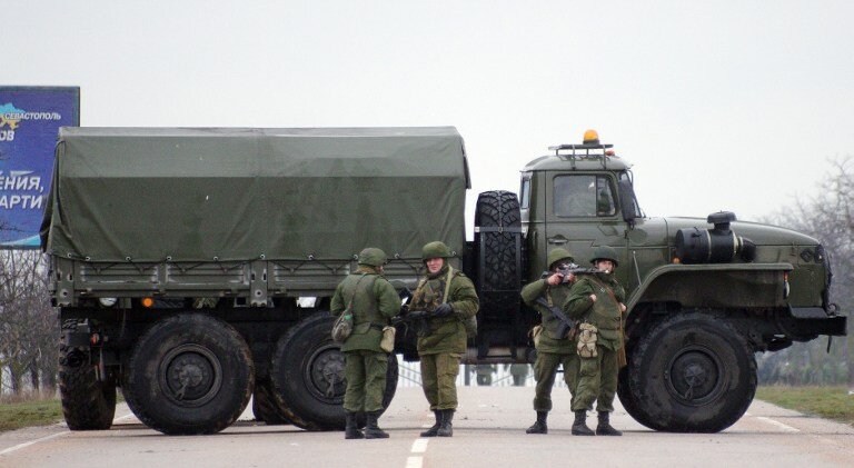 В аэропорту `Симферополь` - 150 военных и 4 грузовика | Фото: AFP