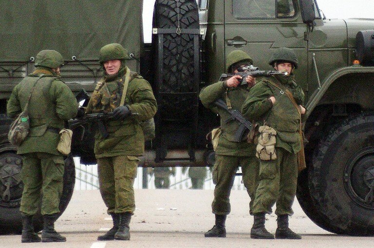 В аэропорту `Симферополь` - 150 военных и 4 грузовика | Фото: AFP