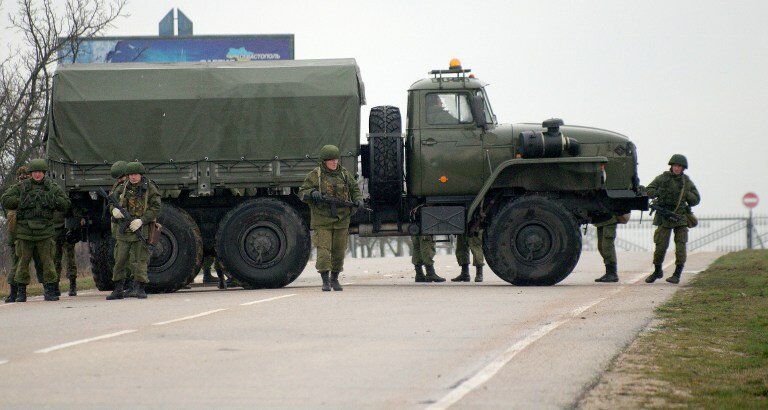 В аэропорту `Симферополь` - 150 военных и 4 грузовика | Фото: AFP