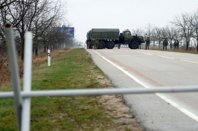 В аэропорту `Симферополь` - 150 военных и 4 грузовика | Фото: AFP