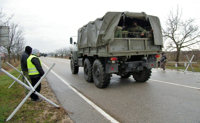 В аэропорту `Симферополь` - 150 военных и 4 грузовика | Фото: AFP