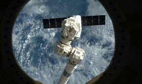 Dragon успешно пристыковался к МКС | Фото: AFP