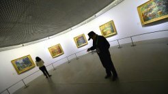 Шоппинг по-китайски на фоне работ Моне | Фото: AFP