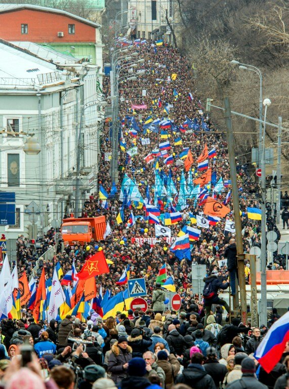 Россия митингует за и против войны | Фото: AFP