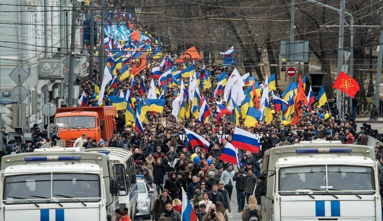 Россия митингует за и против войны | Фото: AFP
