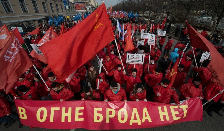 Россия митингует за и против войны | Фото: AFP
