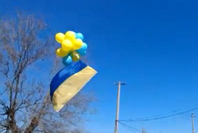 Десантники в Феодосии подняли украинский флаг 