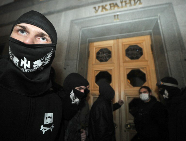 Правый Сектор штурмует Раду | Фото: AFP