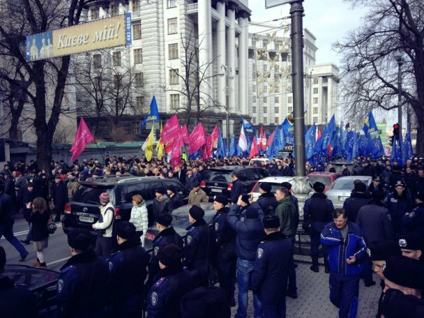 Украинская оппозиция перекрыла центр Киева | Фото: AFP