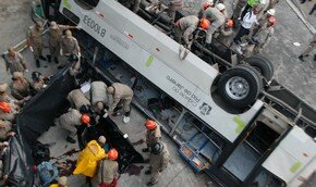 В Рио-де-Жанейро с моста упал автобус | Фото: AFP