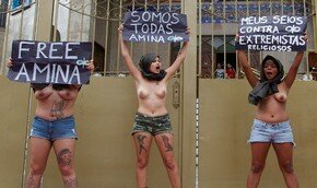 Топлесс джихад: Женщины у мечети Сан-Паулу | Фото: AFP