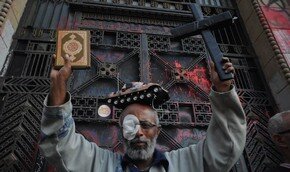 Каир: Коптские похороны со слезоточивым газом | Фото: AFP