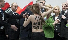Голые девушки из Femen прорвались к Путину и Меркель | Фото: AFP