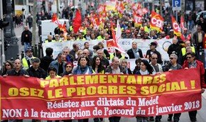 Французы вышли на улицы, протестуя против закона Олланда | Фото: AFP