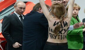 Владимир Путин осматривает грудь феминистки | Фото: AFP