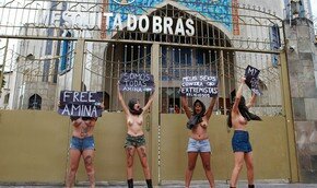 Украинский премьер возмущен, что FEMEN портят имидж страны | Фото: AFP