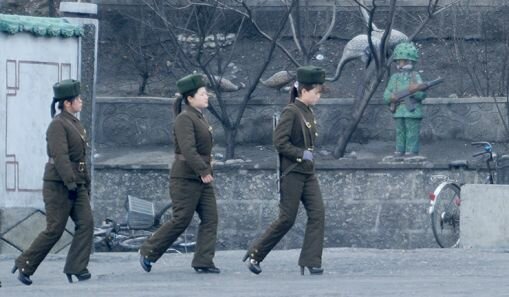 У женщины-солдат КНДР есть грозное оружие - каблуки. Видео | Фото: AFP