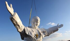 В Польше установили гигантскую статую папы Иоанна Павла II | Фото: AFP