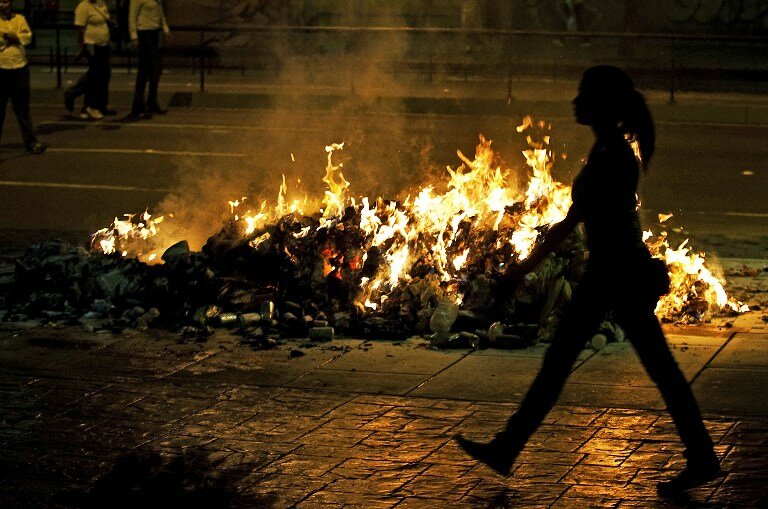 В Венесуэле произошли столкновения полиции и оппозиции | Фото: AFP