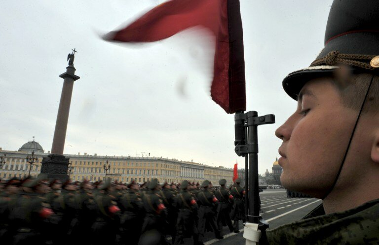 Подготовка к Дню Победы: солдат гоняют по Дворцовой Площади | Фото: AFP