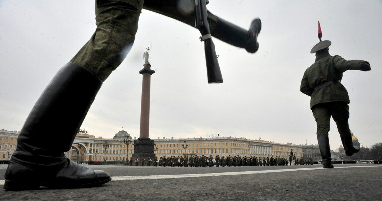 Подготовка к Дню Победы: солдат гоняют по Дворцовой Площади | Фото: AFP