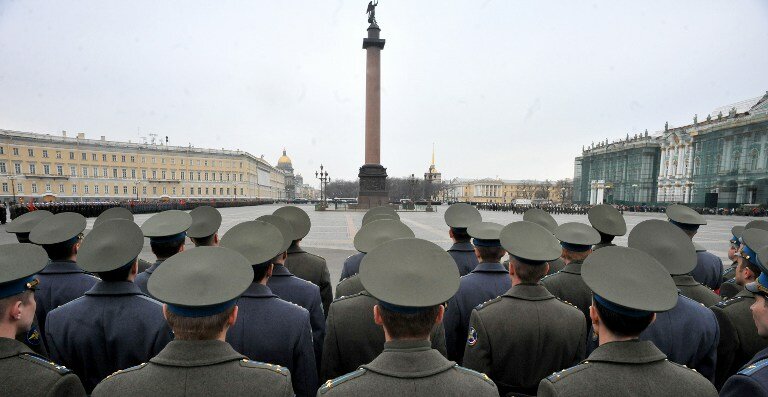 Подготовка к Дню Победы: солдат гоняют по Дворцовой Площади | Фото: AFP