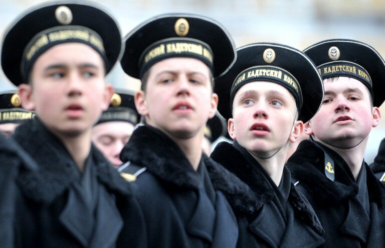 Подготовка к Дню Победы: солдат гоняют по Дворцовой Площади | Фото: AFP